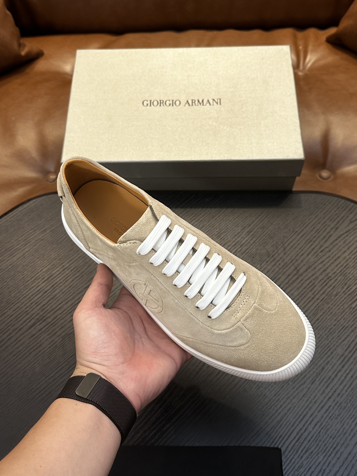【新款】GIORGIOARMANI（乔治阿玛尼主线）绒面革撞色后跟运动鞋 此款GIORGIOARMANI休闲鞋打造舒适轻