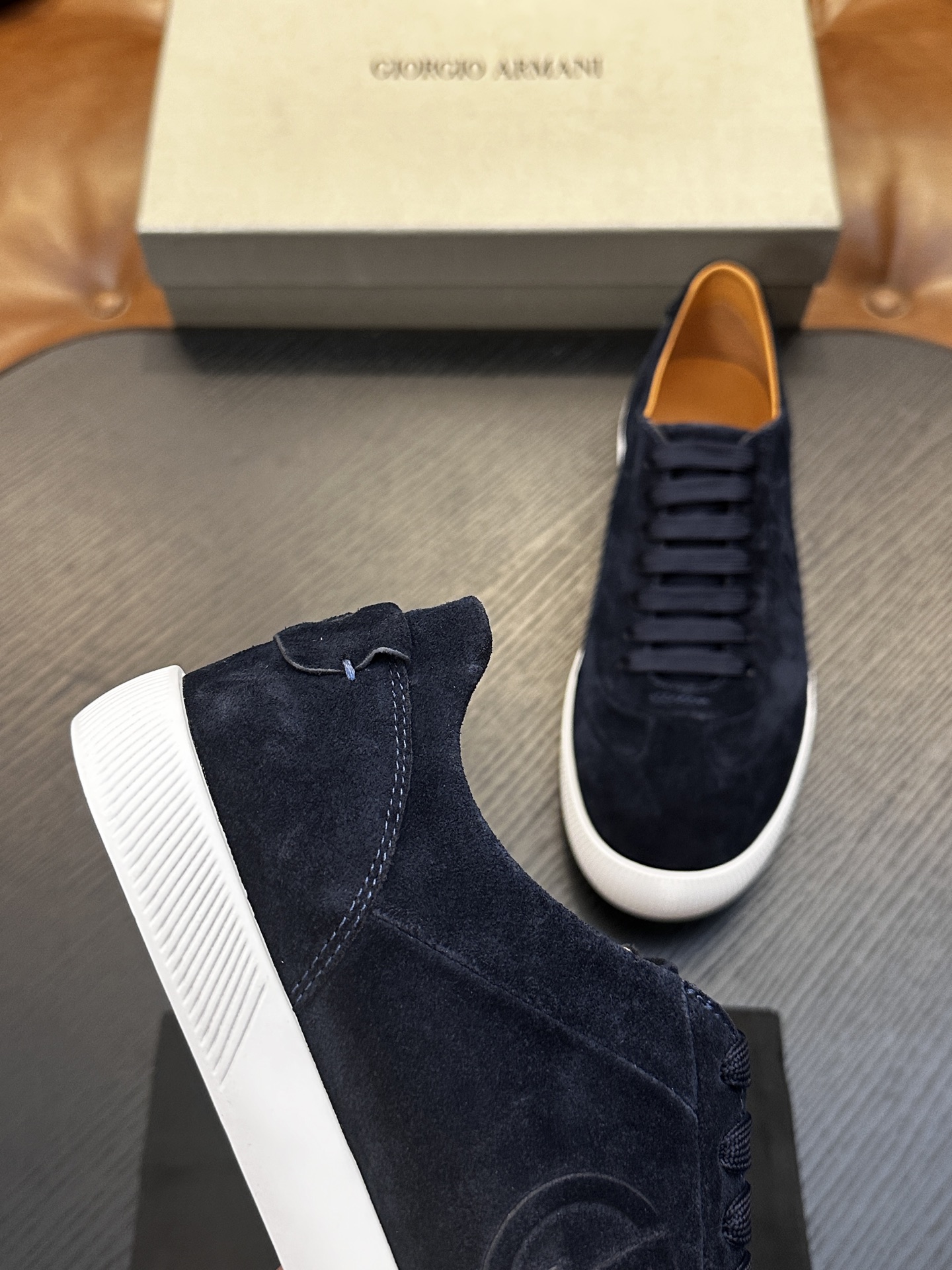 【新款】GIORGIOARMANI（乔治阿玛尼主线）绒面革撞色后跟运动鞋 此款GIORGIOARMANI休闲鞋打造舒适轻
