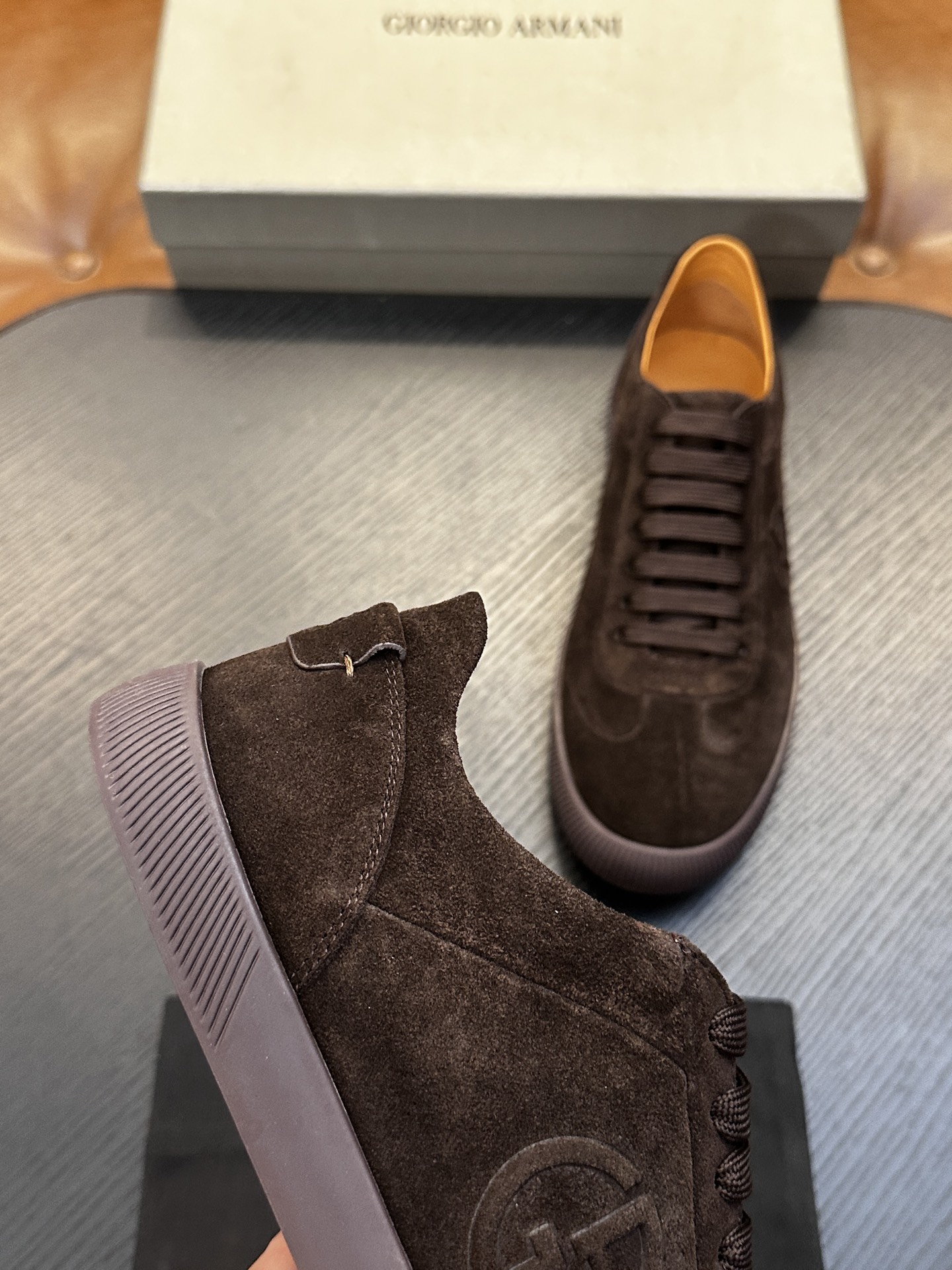 【新款】GIORGIOARMANI（乔治阿玛尼主线）绒面革撞色后跟运动鞋 此款GIORGIOARMANI休闲鞋打造舒适轻
