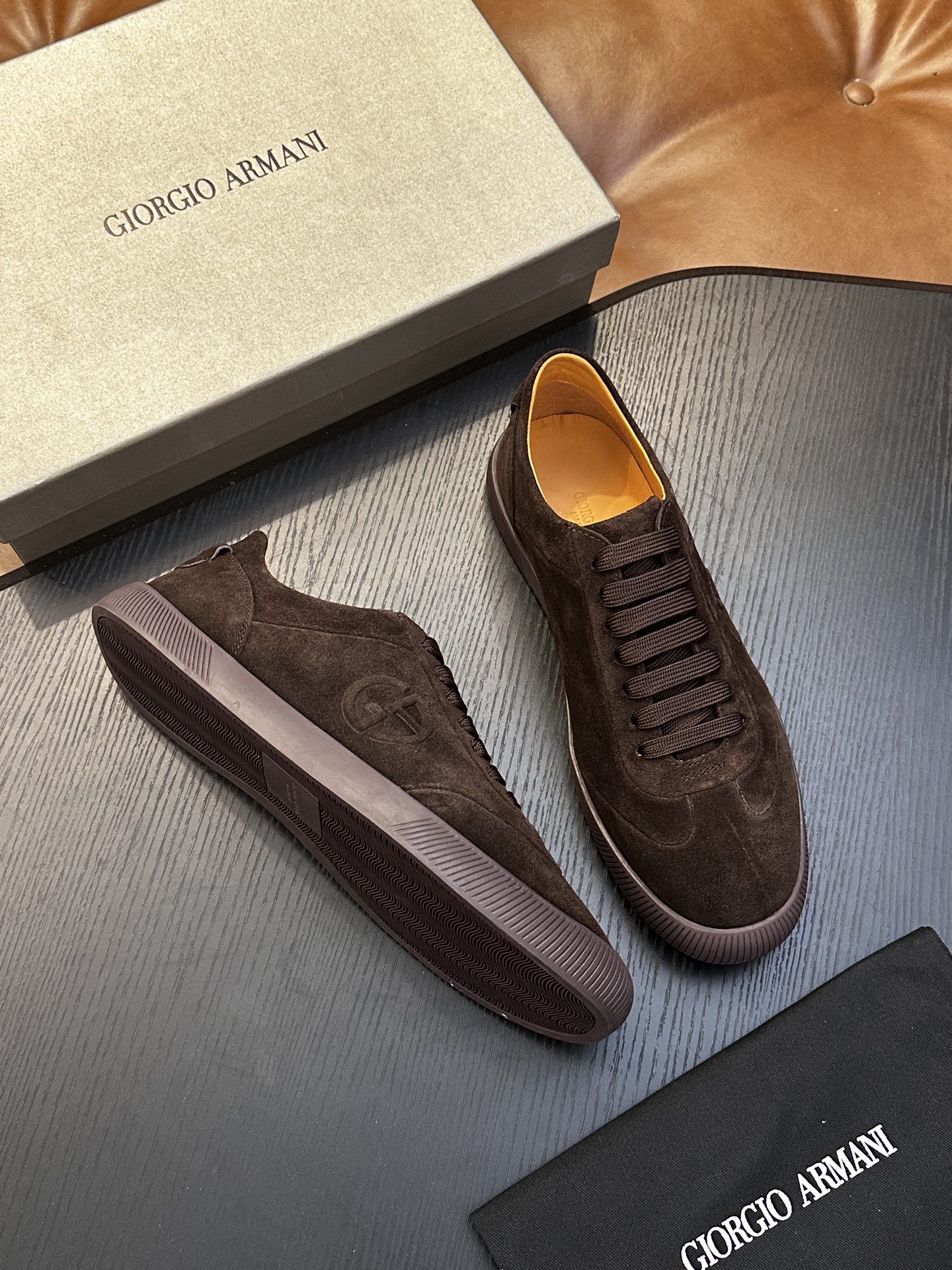【新款】GIORGIOARMANI（乔治阿玛尼主线）绒面革撞色后跟运动鞋 此款GIORGIOARMANI休闲鞋打造舒适轻