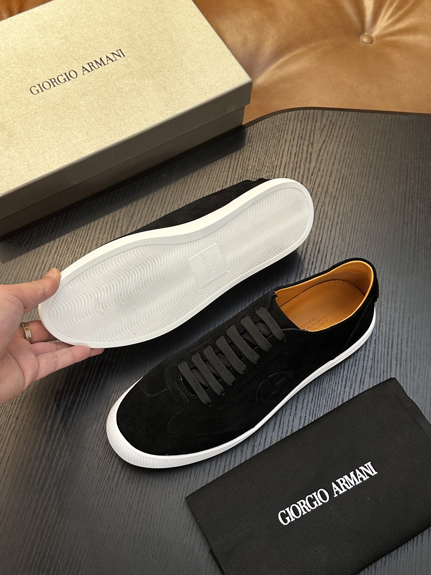 【新款】GIORGIOARMANI（乔治阿玛尼主线）绒面革撞色后跟运动鞋 此款GIORGIOARMANI休闲鞋打造舒适轻