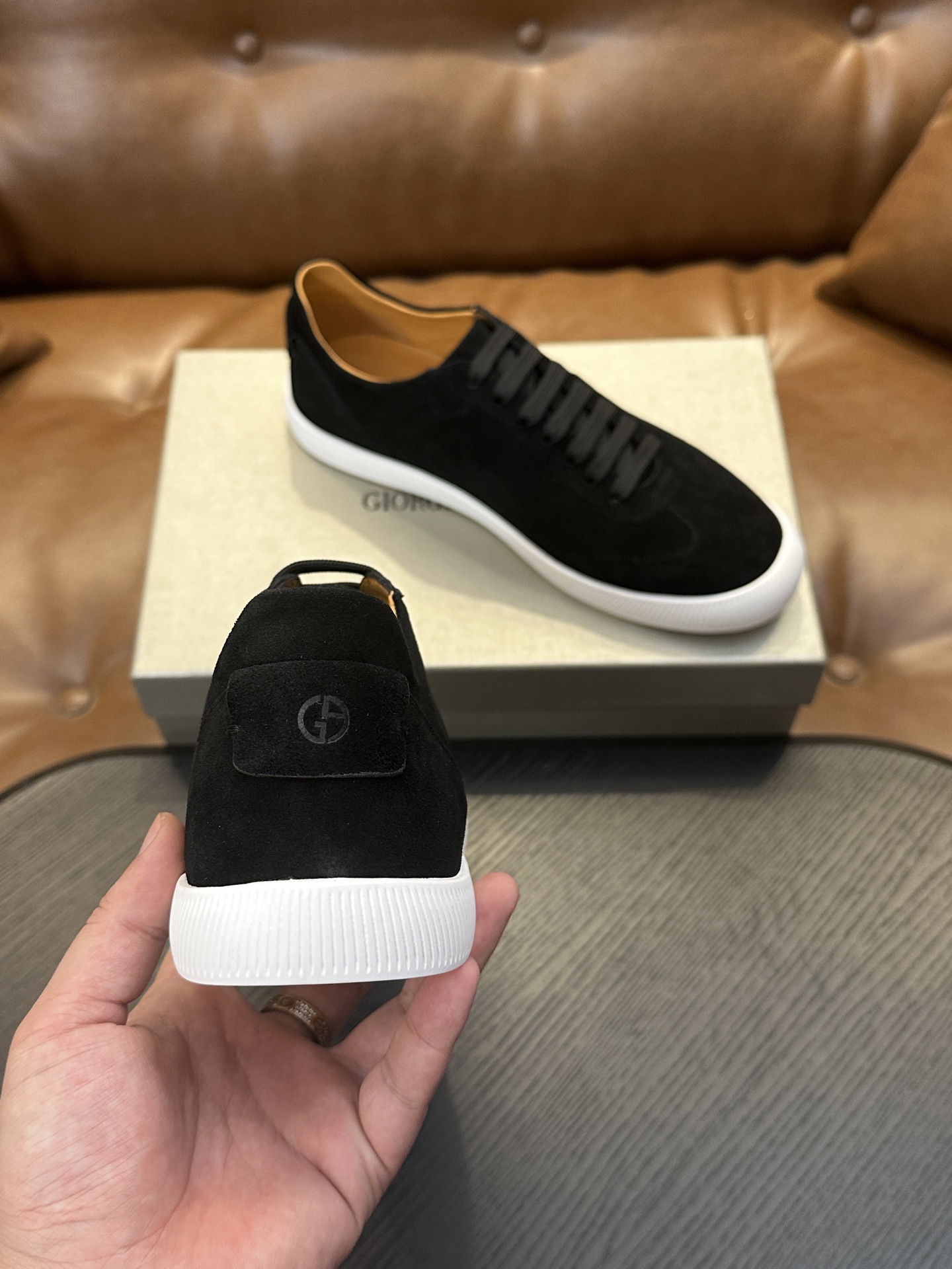 【新款】GIORGIOARMANI（乔治阿玛尼主线）绒面革撞色后跟运动鞋 此款GIORGIOARMANI休闲鞋打造舒适轻