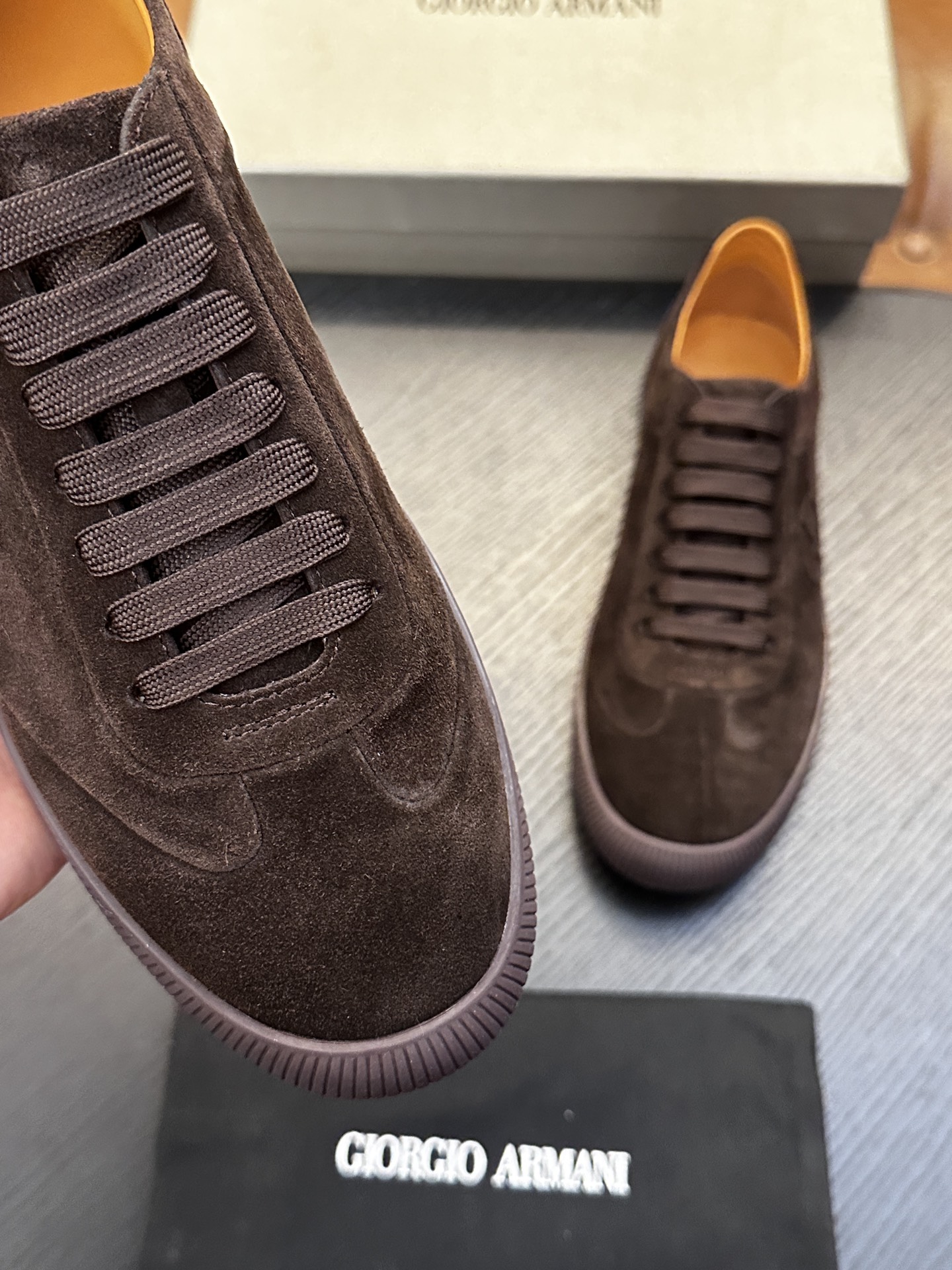 【新款】GIORGIOARMANI（乔治阿玛尼主线）绒面革撞色后跟运动鞋 此款GIORGIOARMANI休闲鞋打造舒适轻