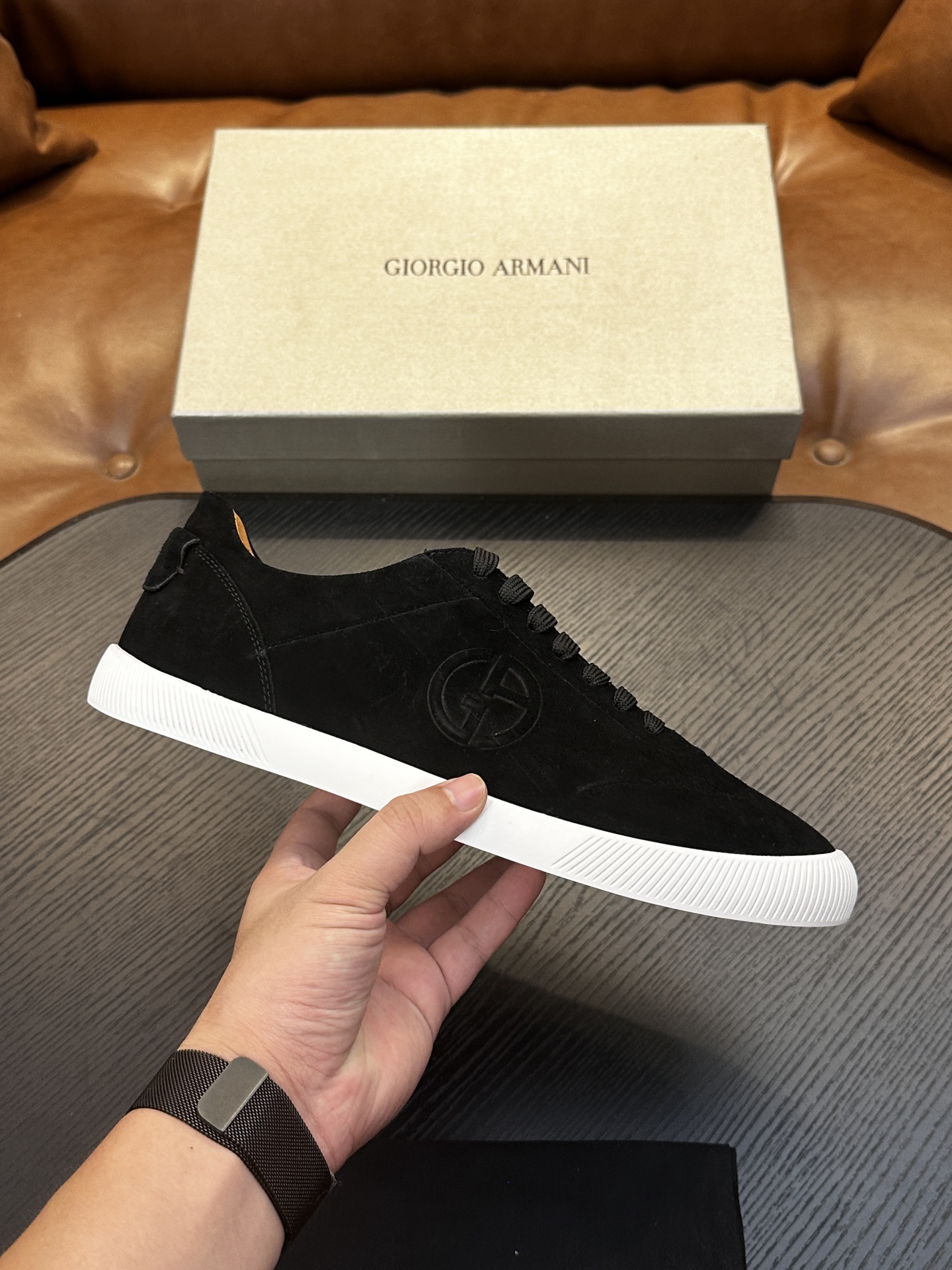 【新款】GIORGIOARMANI（乔治阿玛尼主线）绒面革撞色后跟运动鞋 此款GIORGIOARMANI休闲鞋打造舒适轻