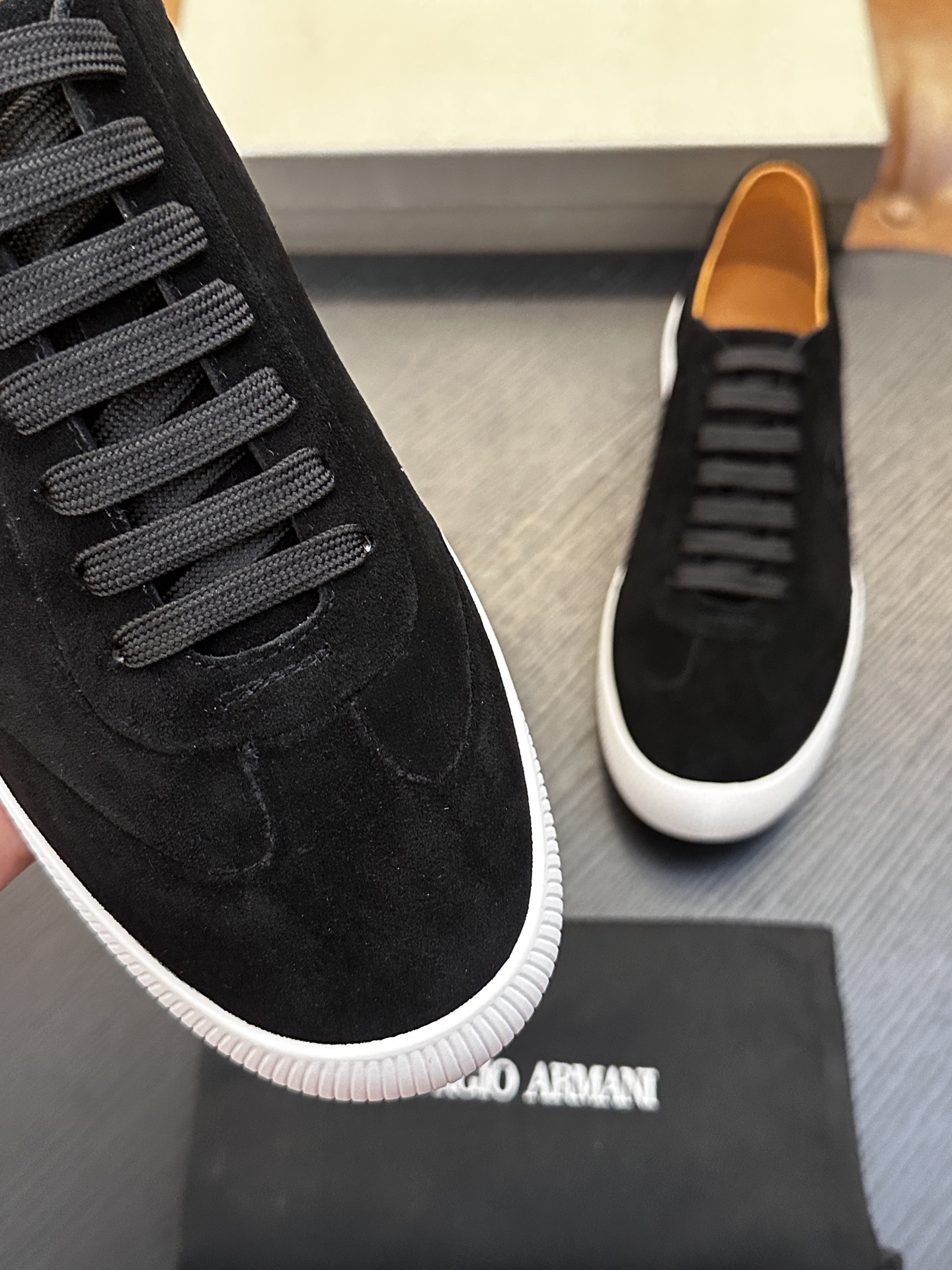 【新款】GIORGIOARMANI（乔治阿玛尼主线）绒面革撞色后跟运动鞋 此款GIORGIOARMANI休闲鞋打造舒适轻