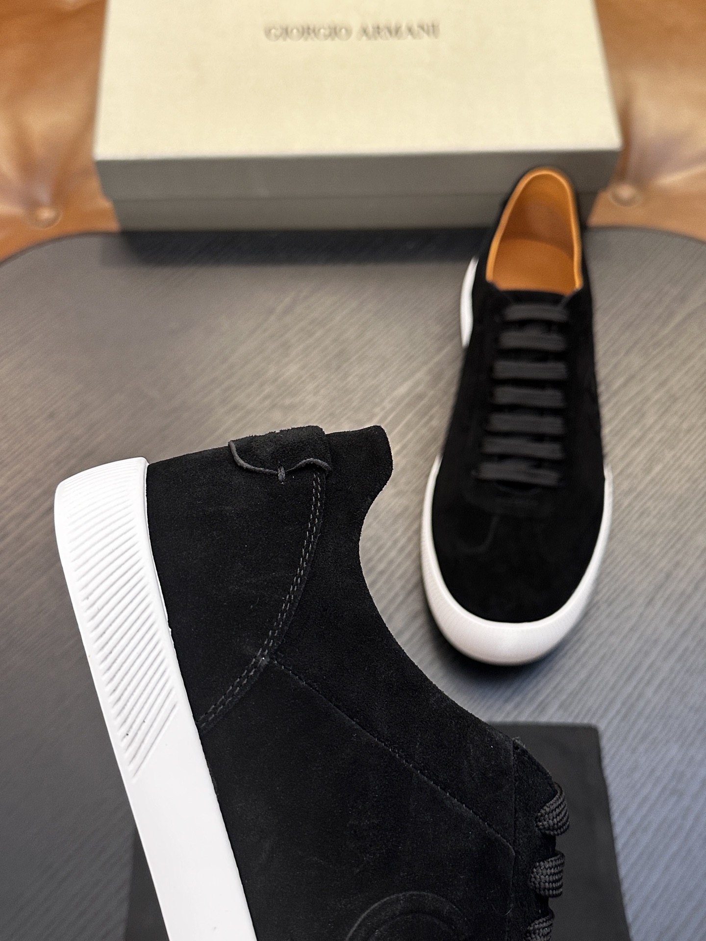 【新款】GIORGIOARMANI（乔治阿玛尼主线）绒面革撞色后跟运动鞋 此款GIORGIOARMANI休闲鞋打造舒适轻