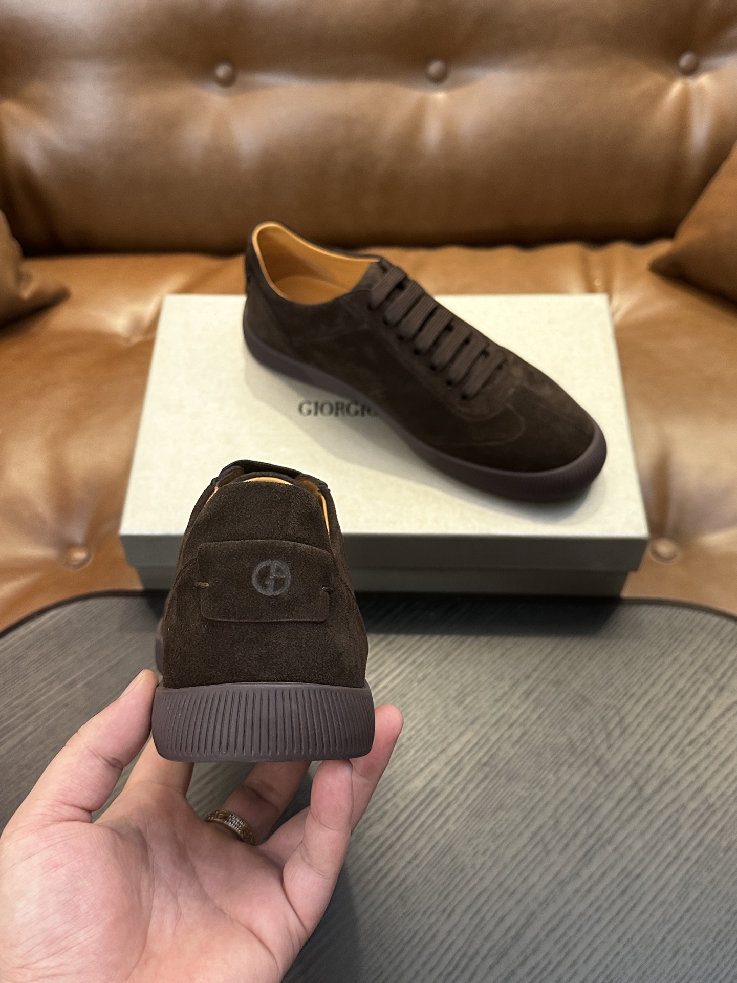 【新款】GIORGIOARMANI（乔治阿玛尼主线）绒面革撞色后跟运动鞋 此款GIORGIOARMANI休闲鞋打造舒适轻