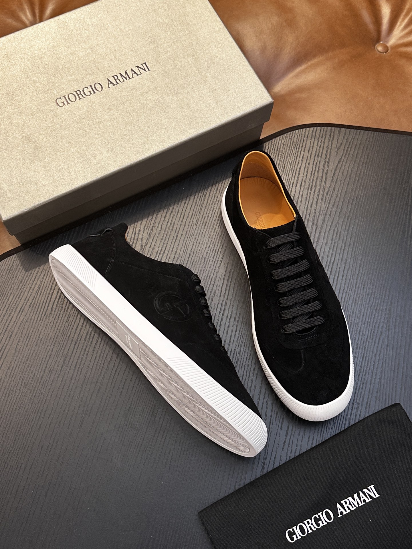 【新款】GIORGIOARMANI（乔治阿玛尼主线）绒面革撞色后跟运动鞋 此款GIORGIOARMANI休闲鞋打造舒适轻