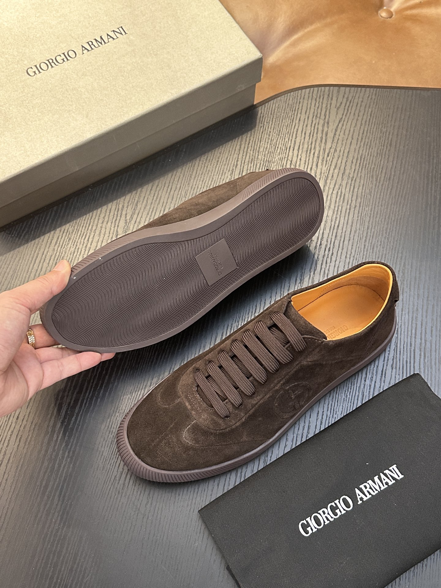 【新款】GIORGIOARMANI（乔治阿玛尼主线）绒面革撞色后跟运动鞋 此款GIORGIOARMANI休闲鞋打造舒适轻