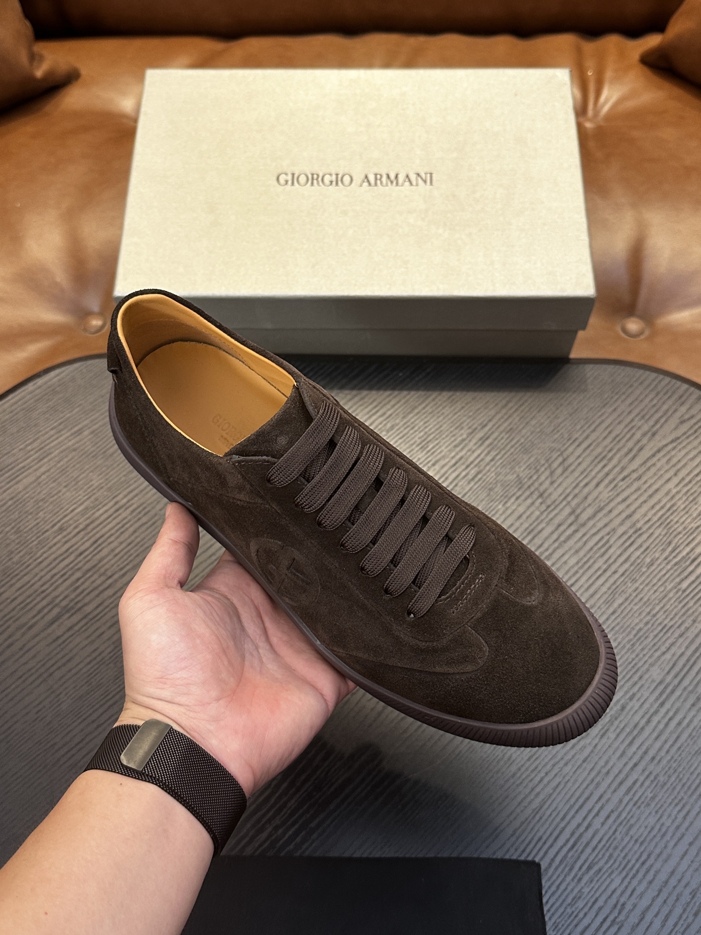 【新款】GIORGIOARMANI（乔治阿玛尼主线）绒面革撞色后跟运动鞋 此款GIORGIOARMANI休闲鞋打造舒适轻