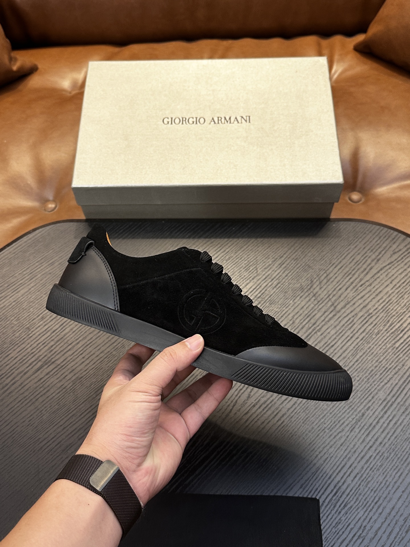 【新款】GIORGIOARMANI（乔治阿玛尼主线）绒面革撞色后跟运动鞋 此款GIORGIOARMANI休闲鞋打造舒适轻