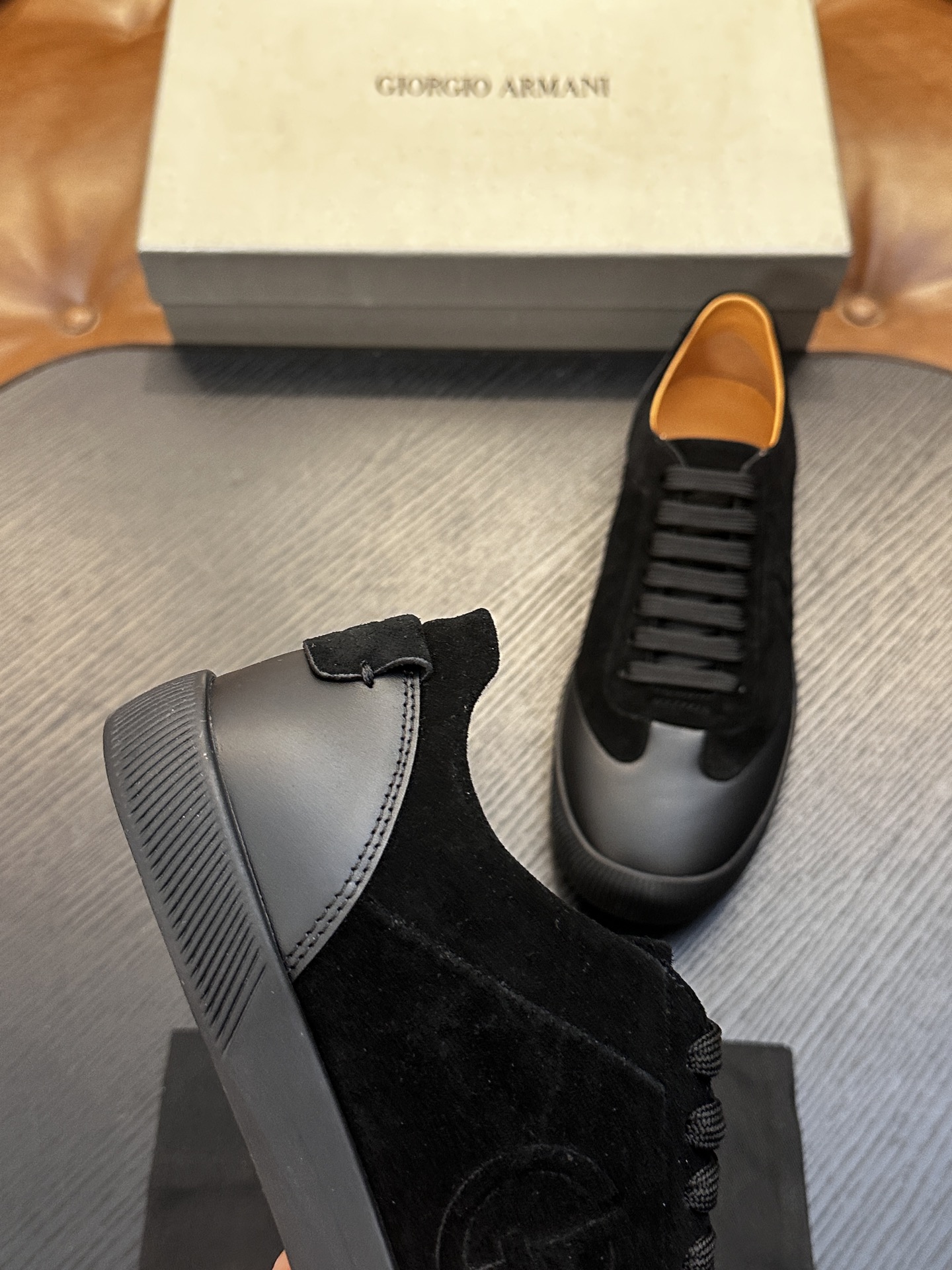 【新款】GIORGIOARMANI（乔治阿玛尼主线）绒面革撞色后跟运动鞋 此款GIORGIOARMANI休闲鞋打造舒适轻