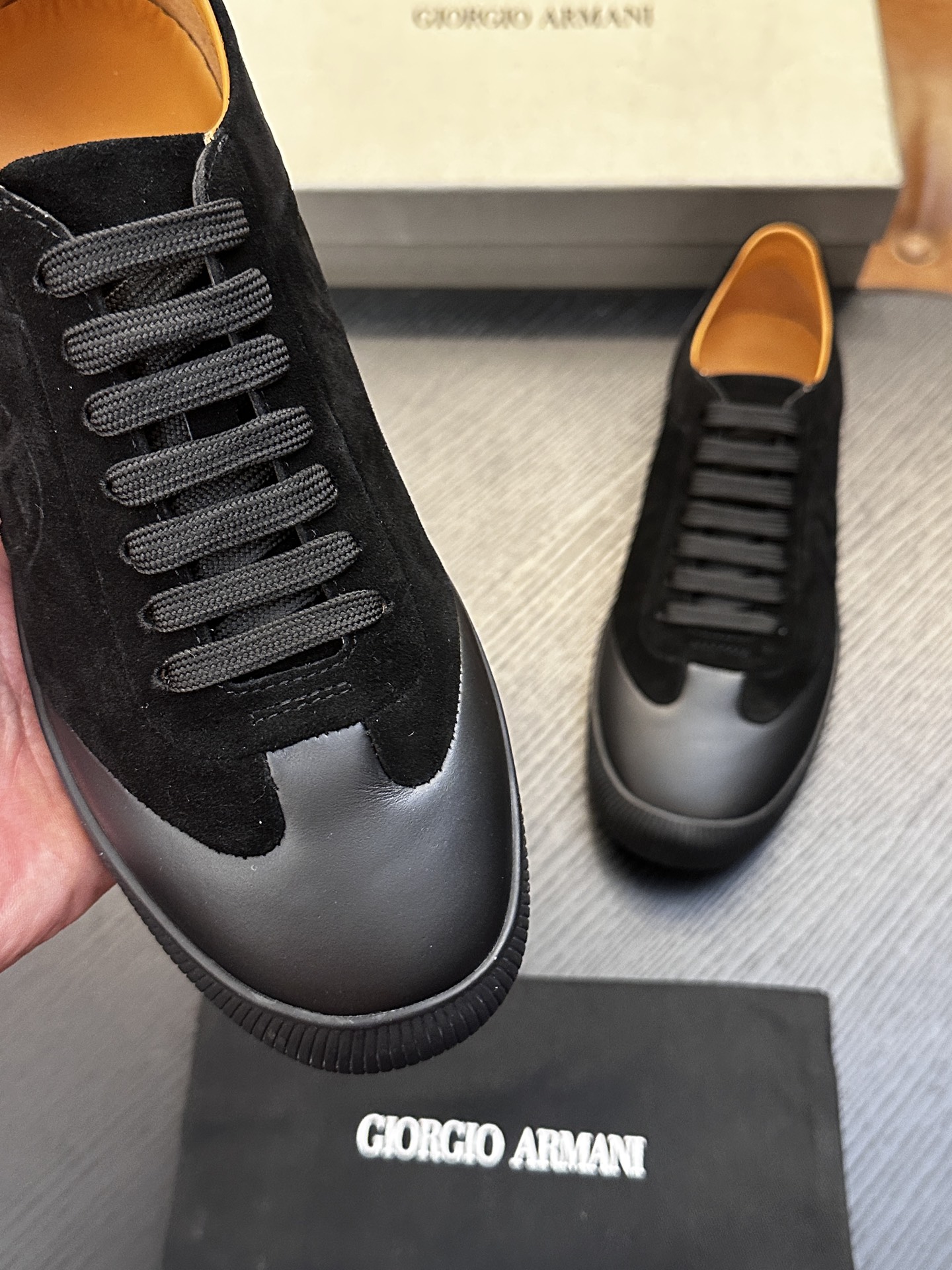 【新款】GIORGIOARMANI（乔治阿玛尼主线）绒面革撞色后跟运动鞋 此款GIORGIOARMANI休闲鞋打造舒适轻