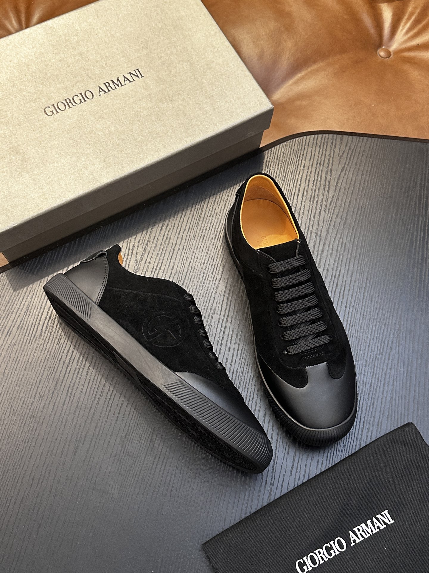 【新款】GIORGIOARMANI（乔治阿玛尼主线）绒面革撞色后跟运动鞋 此款GIORGIOARMANI休闲鞋打造舒适轻