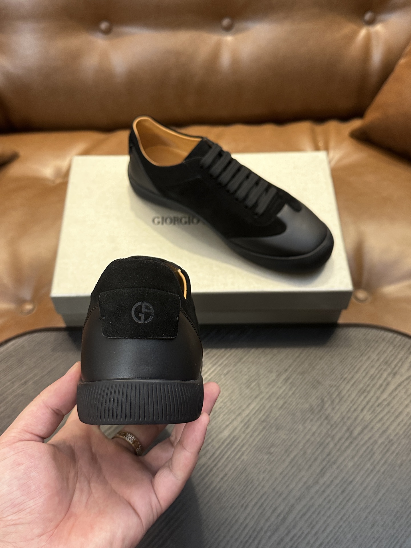 【新款】GIORGIOARMANI（乔治阿玛尼主线）绒面革撞色后跟运动鞋 此款GIORGIOARMANI休闲鞋打造舒适轻