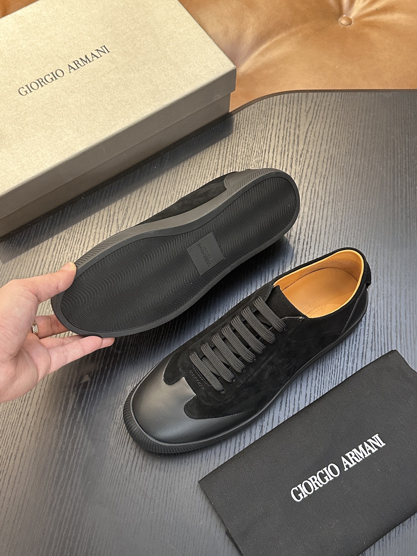 【新款】GIORGIOARMANI（乔治阿玛尼主线）绒面革撞色后跟运动鞋 此款GIORGIOARMANI休闲鞋打造舒适轻