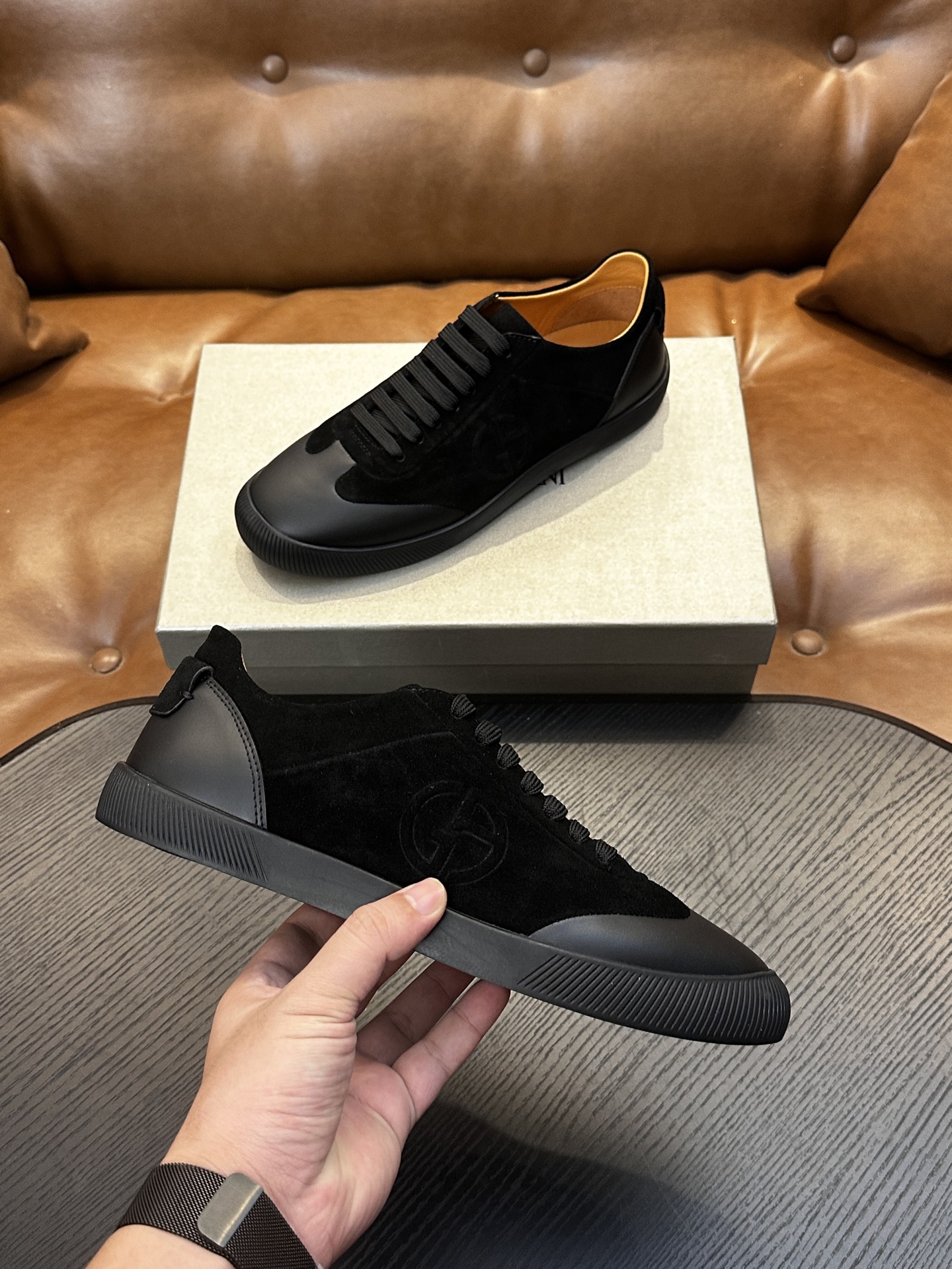 【新款】GIORGIOARMANI（乔治阿玛尼主线）绒面革撞色后跟运动鞋 此款GIORGIOARMANI休闲鞋打造舒适轻