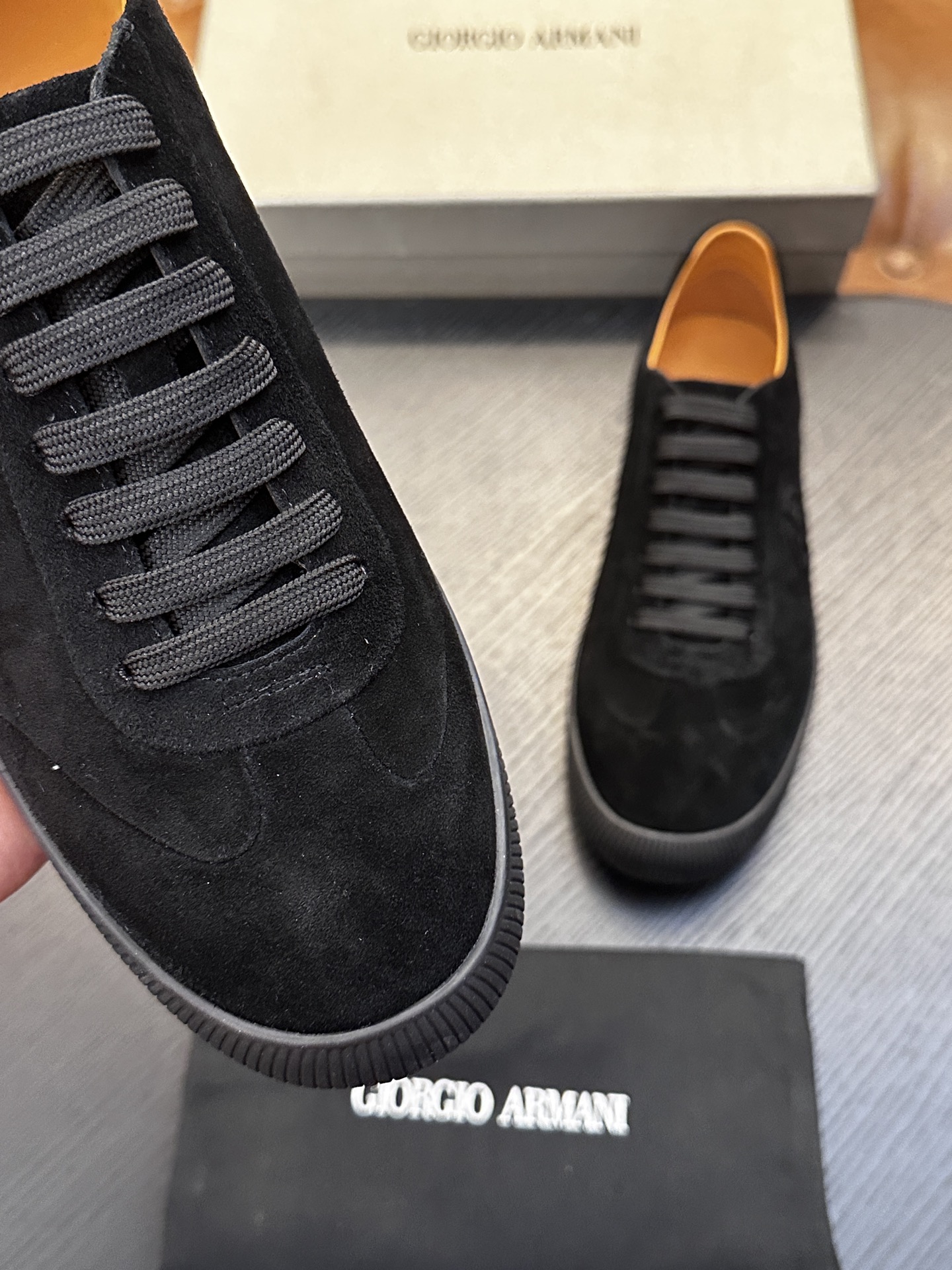 【新款】GIORGIOARMANI（乔治阿玛尼主线）绒面革撞色后跟运动鞋 此款GIORGIOARMANI休闲鞋打造舒适轻