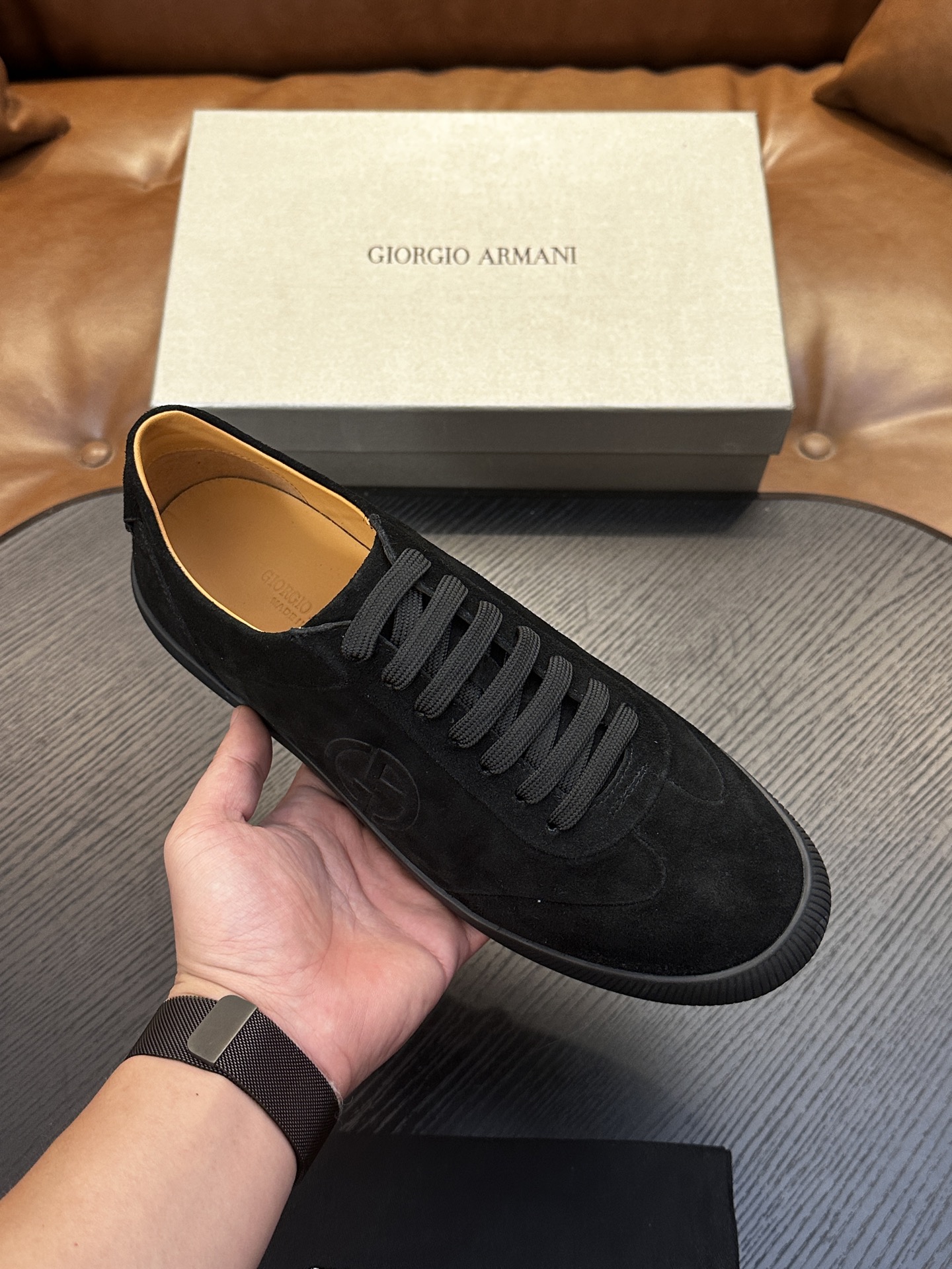 【新款】GIORGIOARMANI（乔治阿玛尼主线）绒面革撞色后跟运动鞋 此款GIORGIOARMANI休闲鞋打造舒适轻