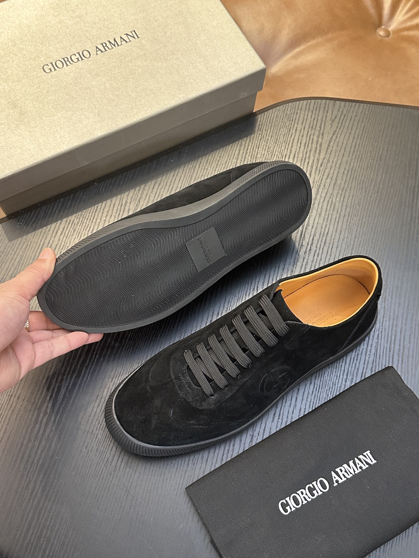 【新款】GIORGIOARMANI（乔治阿玛尼主线）绒面革撞色后跟运动鞋 此款GIORGIOARMANI休闲鞋打造舒适轻