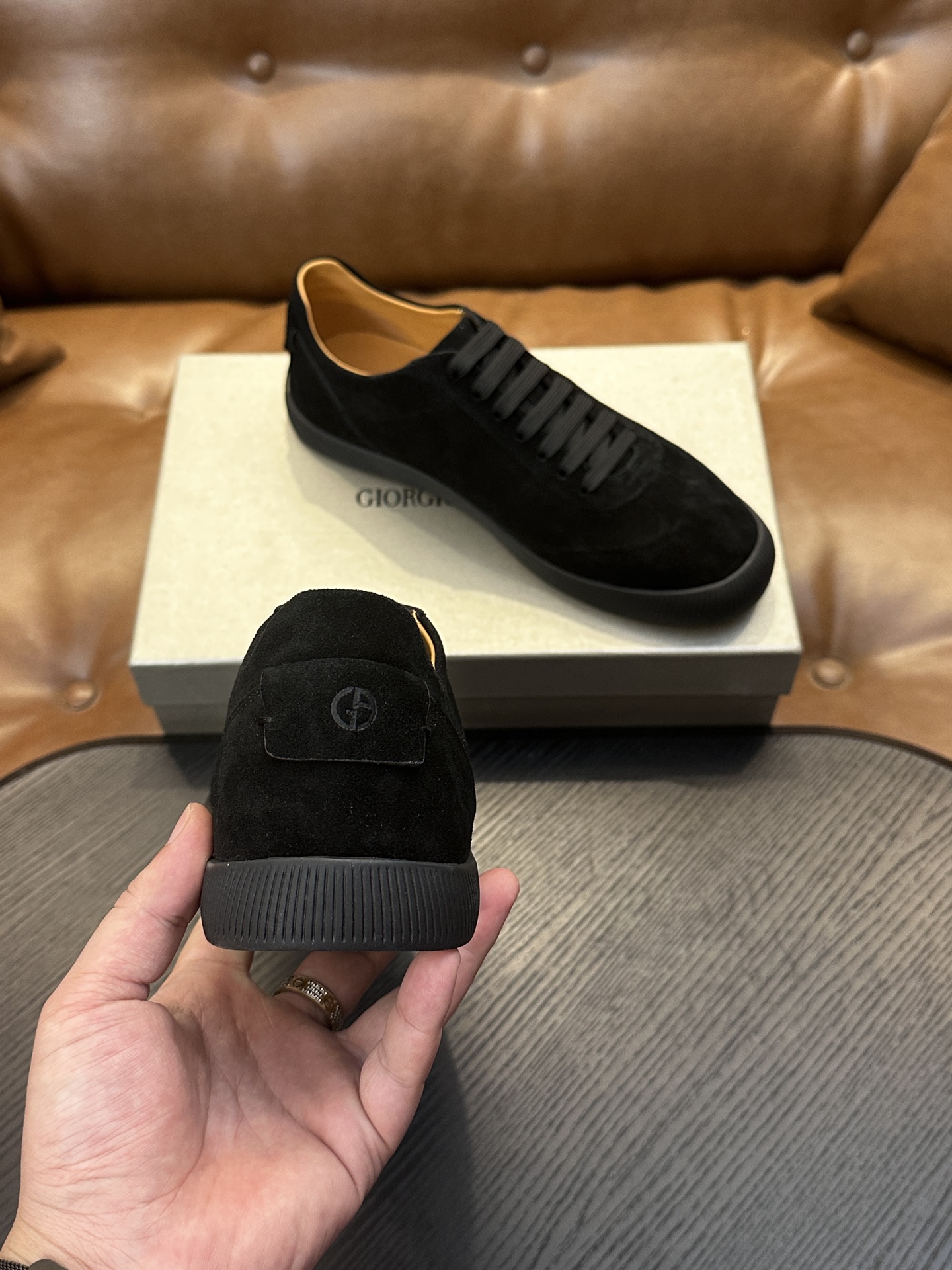 【新款】GIORGIOARMANI（乔治阿玛尼主线）绒面革撞色后跟运动鞋 此款GIORGIOARMANI休闲鞋打造舒适轻