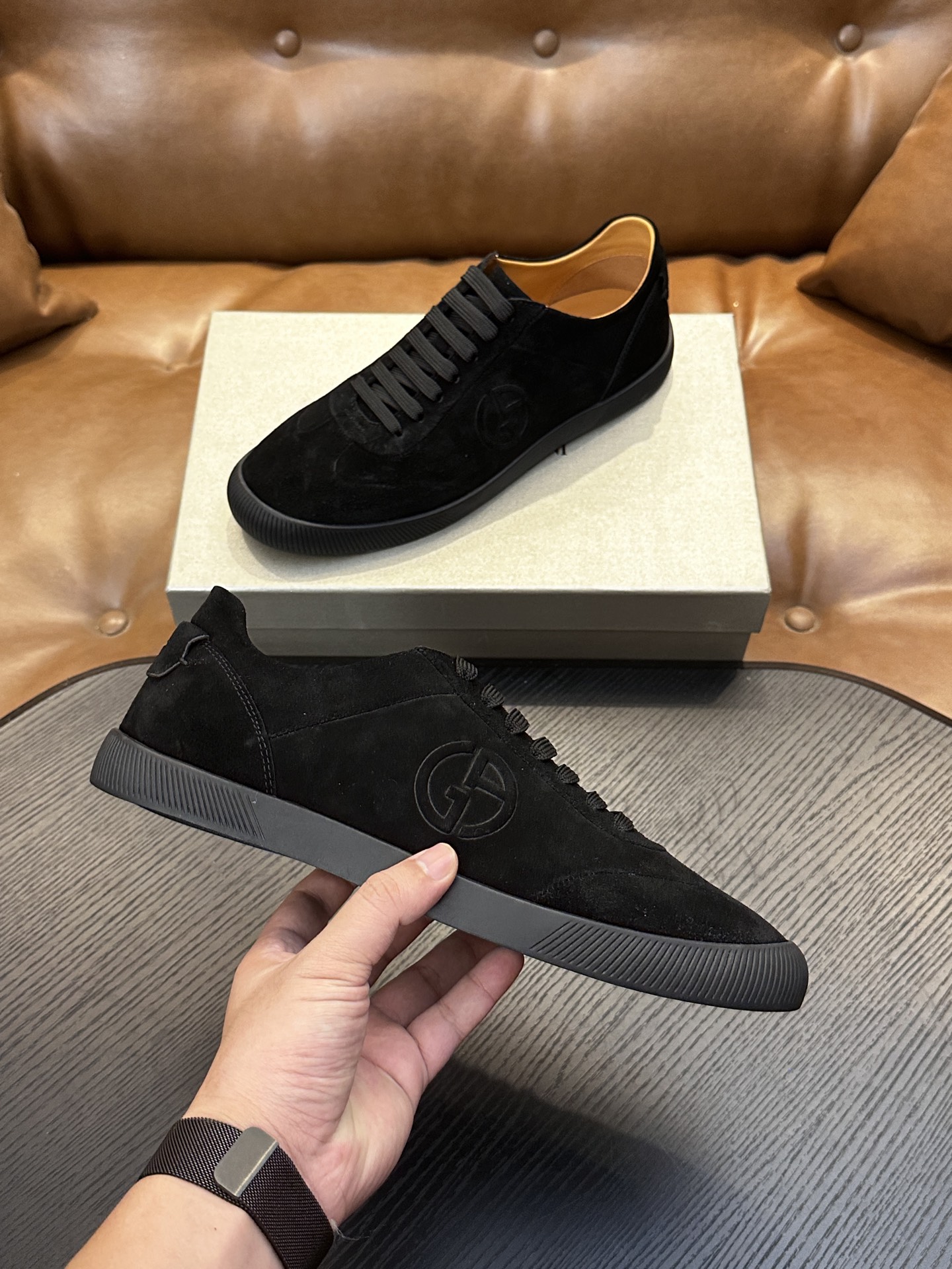 【新款】GIORGIOARMANI（乔治阿玛尼主线）绒面革撞色后跟运动鞋 此款GIORGIOARMANI休闲鞋打造舒适轻