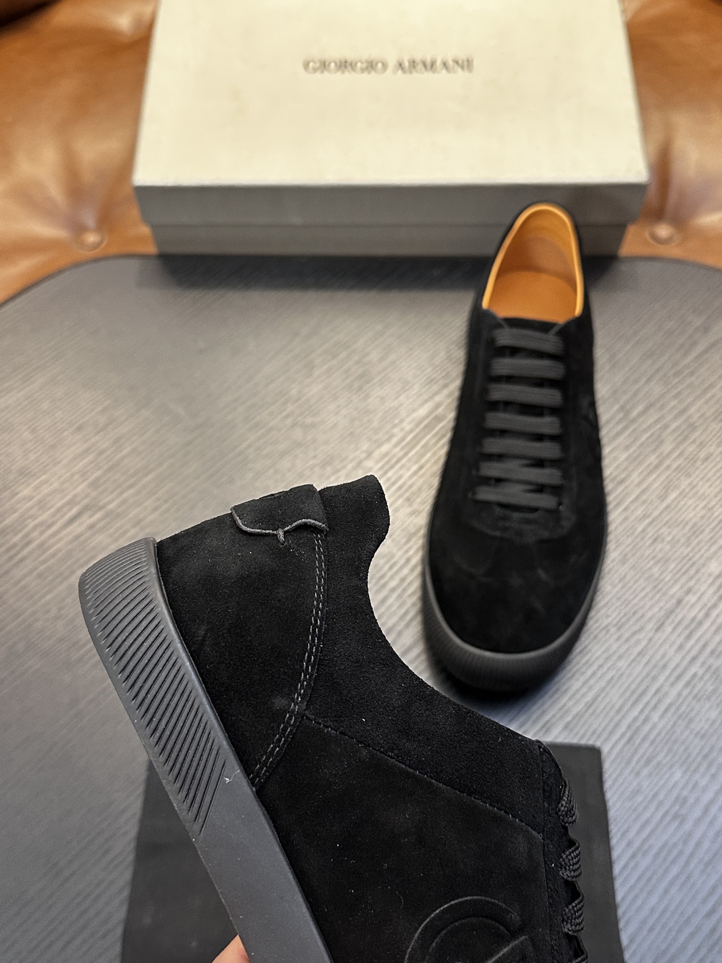 【新款】GIORGIOARMANI（乔治阿玛尼主线）绒面革撞色后跟运动鞋 此款GIORGIOARMANI休闲鞋打造舒适轻