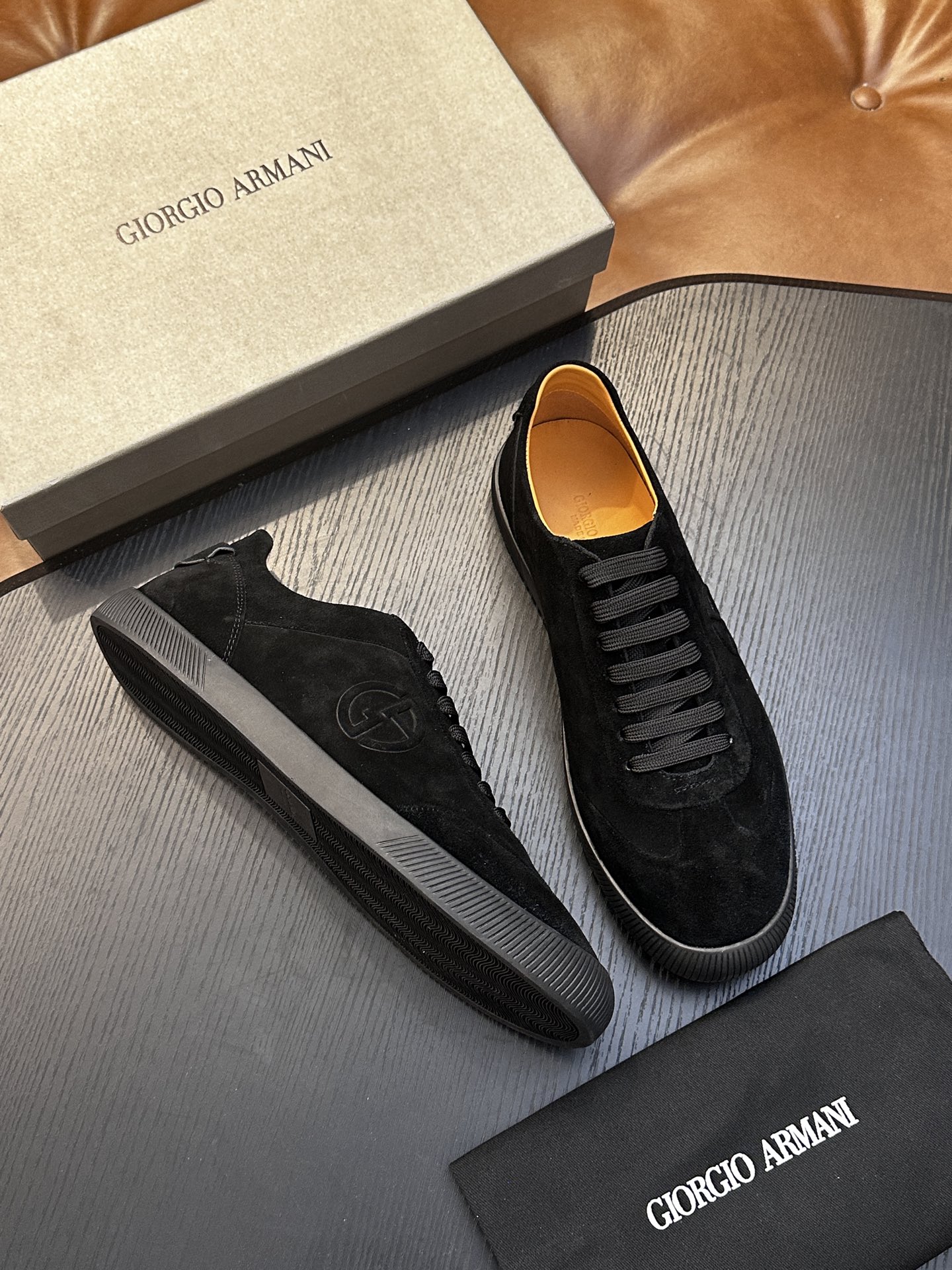 【新款】GIORGIOARMANI（乔治阿玛尼主线）绒面革撞色后跟运动鞋 此款GIORGIOARMANI休闲鞋打造舒适轻