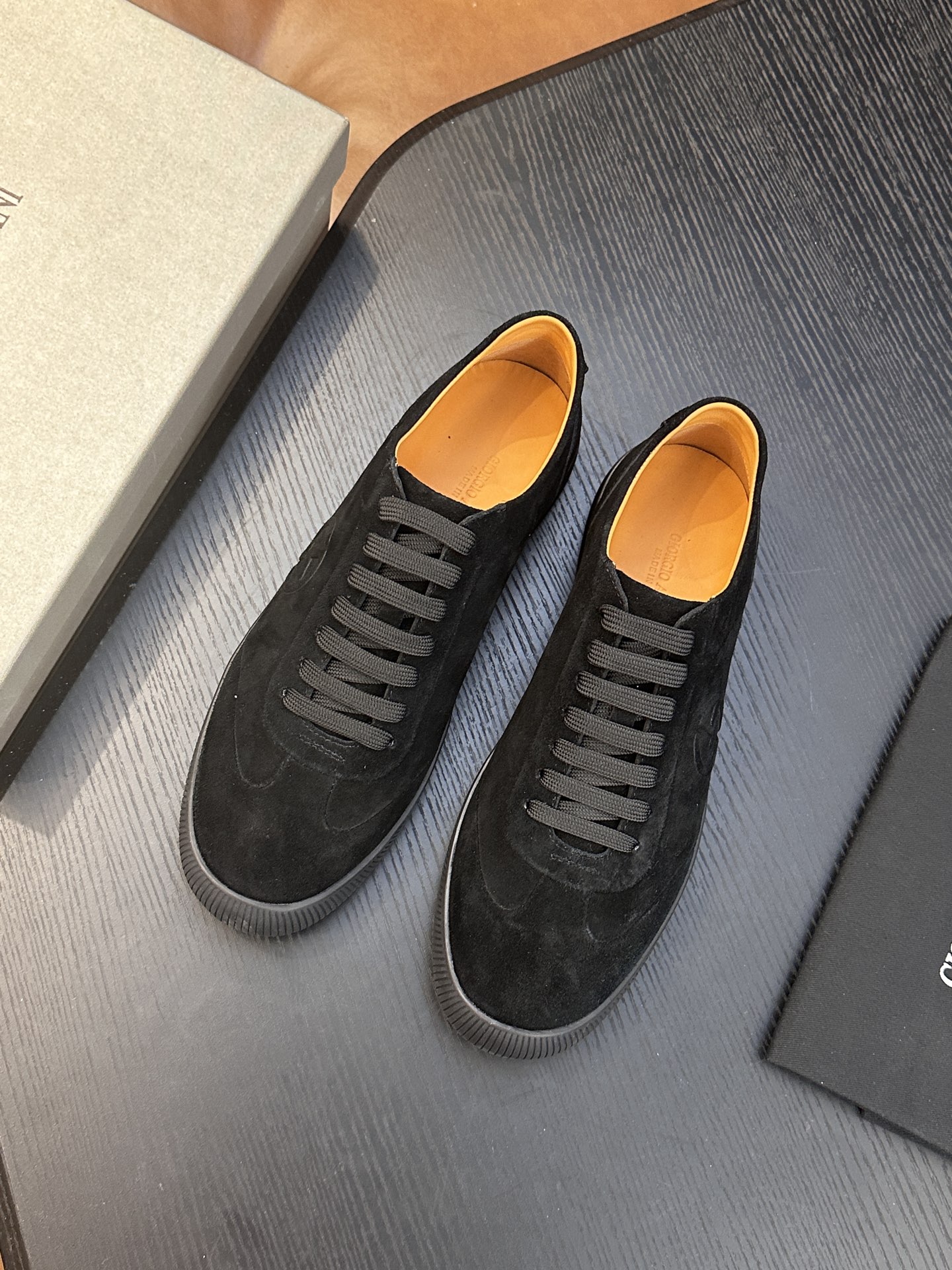 【新款】GIORGIOARMANI（乔治阿玛尼主线）绒面革撞色后跟运动鞋 此款GIORGIOARMANI休闲鞋打造舒适轻