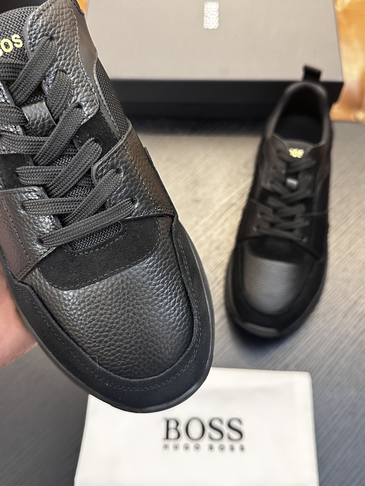新款boss男士休闲男凉拖鞋 此款boss凉拖鞋鞋面料采用意大利进口牛皮内里和鞋垫皮也是同等级皮革 减肥脚廋都可以驾驭 新款boss男士休闲男凉拖鞋 此款boss凉拖鞋鞋面料采用意大利进口牛皮内里和鞋垫皮也是同等级皮革 减肥脚廋都可以驾驭