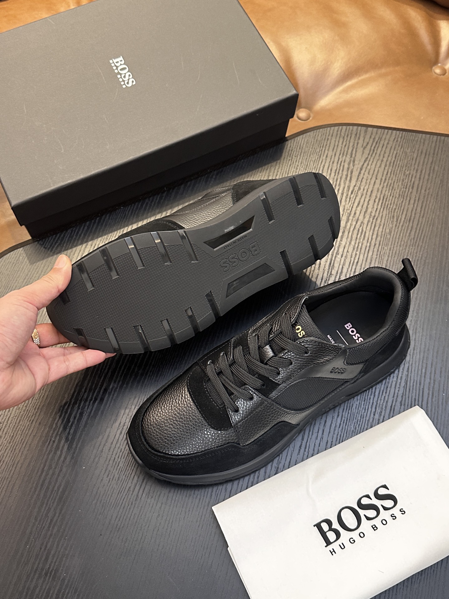 新款boss男士休闲男凉拖鞋 此款boss凉拖鞋鞋面料采用意大利进口牛皮内里和鞋垫皮也是同等级皮革 减肥脚廋都可以驾驭 新款boss男士休闲男凉拖鞋 此款boss凉拖鞋鞋面料采用意大利进口牛皮内里和鞋垫皮也是同等级皮革 减肥脚廋都可以驾驭
