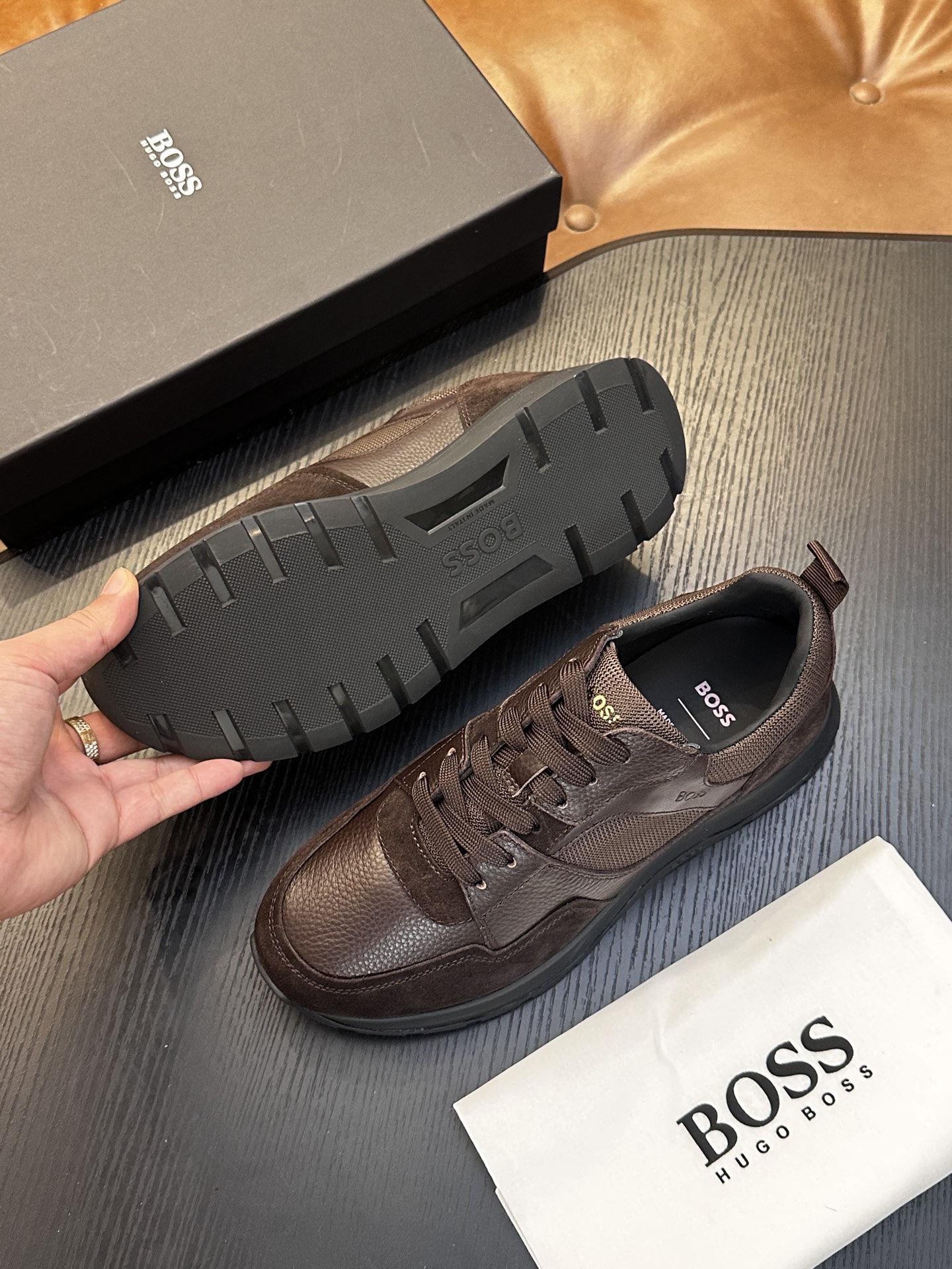 新款boss男士休闲男凉拖鞋 此款boss凉拖鞋鞋面料采用意大利进口牛皮内里和鞋垫皮也是同等级皮革 减肥脚廋都可以驾驭 新款boss男士休闲男凉拖鞋 此款boss凉拖鞋鞋面料采用意大利进口牛皮内里和鞋垫皮也是同等级皮革 减肥脚廋都可以驾驭
