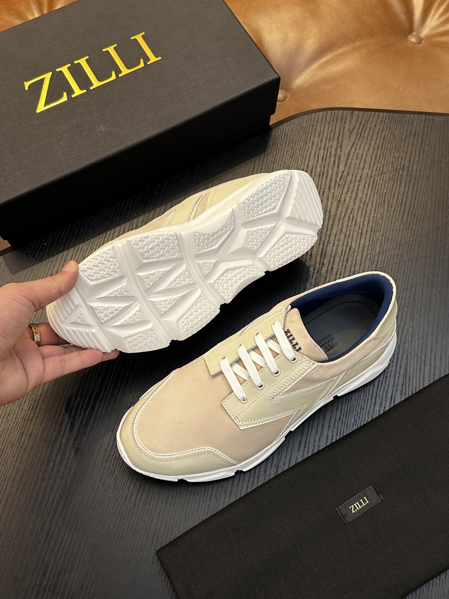 Zilli意大利男士手工小牛皮鞋出货!这个意大利纯手工鞋履品牌的每一双鞋设计简洁经典,上脚非常舒适百搭! 用“新贵”来形 Zilli意大利男士手工小牛皮鞋出货!这个意大利纯手工鞋履品牌的每一双鞋设计简洁经典,上脚非常舒适百搭! 用“新贵”来形