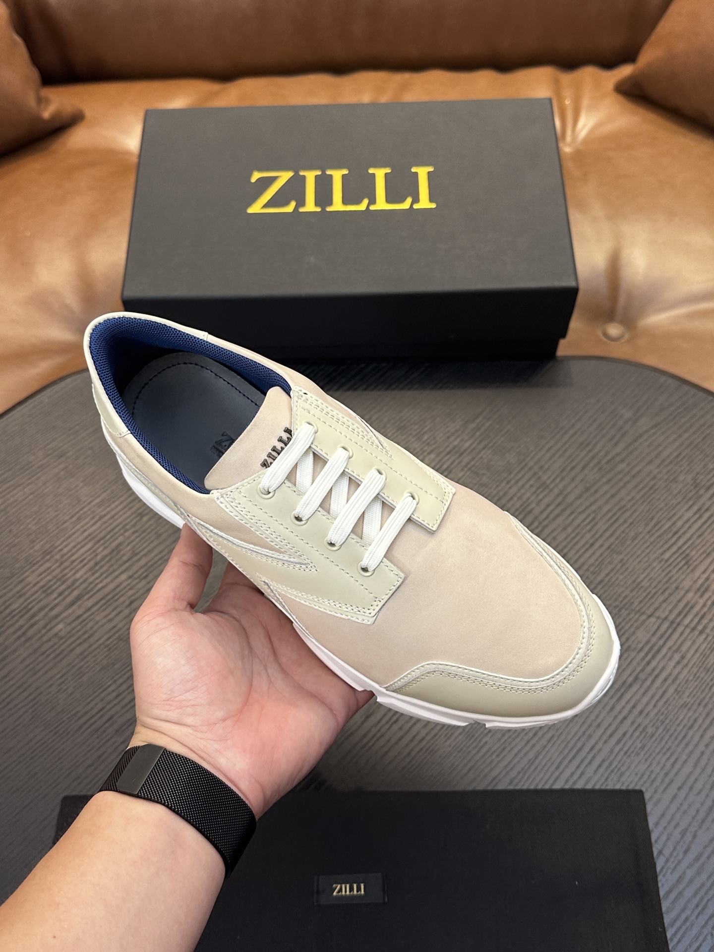 Zilli意大利男士手工小牛皮鞋出货!这个意大利纯手工鞋履品牌的每一双鞋设计简洁经典,上脚非常舒适百搭! 用“新贵”来形 Zilli意大利男士手工小牛皮鞋出货!这个意大利纯手工鞋履品牌的每一双鞋设计简洁经典,上脚非常舒适百搭! 用“新贵”来形