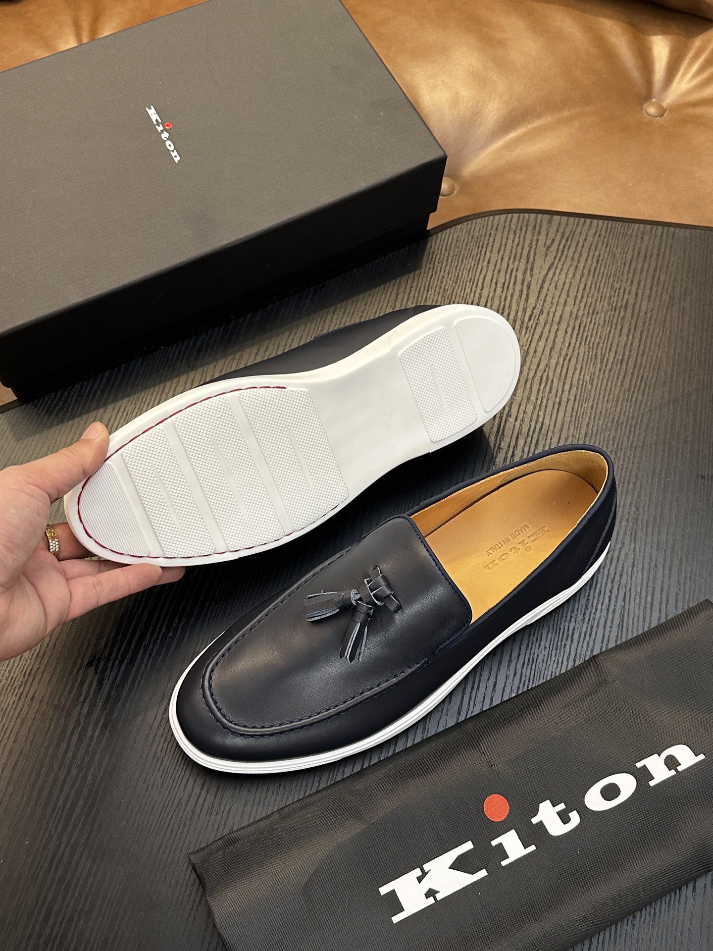 Kiton高端奢品，男士小牛皮面料运动鞋，鞋面由小牛皮制成，一体成型工艺制作，舒适透气，鞋舌Kiton微标，原版大底1: