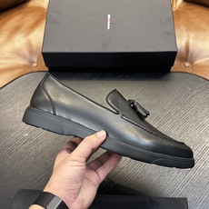 Kiton高端奢品,男士小牛皮面料运动鞋,鞋面由小牛皮制成,一体成型工艺制作,舒适透气,鞋舌Kiton微标,原版大底1: Kiton高端奢品,男士小牛皮面料运动鞋,鞋面由小牛皮制成,一体成型工艺制作,舒适透气,鞋舌Kiton微标,原版大底1: