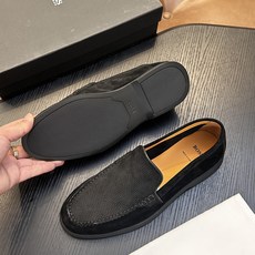 新款boss男士休闲男凉拖鞋 此款boss凉拖鞋鞋面料采用意大利进口牛皮内里和鞋垫皮也是同等级皮革 减肥脚廋都可以驾驭 新款boss男士休闲男凉拖鞋 此款boss凉拖鞋鞋面料采用意大利进口牛皮内里和鞋垫皮也是同等级皮革 减肥脚廋都可以驾驭