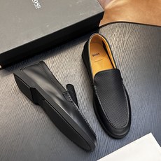 新款boss男士休闲男凉拖鞋 此款boss凉拖鞋鞋面料采用意大利进口牛皮内里和鞋垫皮也是同等级皮革 减肥脚廋都可以驾驭 新款boss男士休闲男凉拖鞋 此款boss凉拖鞋鞋面料采用意大利进口牛皮内里和鞋垫皮也是同等级皮革 减肥脚廋都可以驾驭