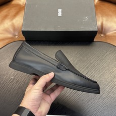 新款boss男士休闲男凉拖鞋 此款boss凉拖鞋鞋面料采用意大利进口牛皮内里和鞋垫皮也是同等级皮革 减肥脚廋都可以驾驭 新款boss男士休闲男凉拖鞋 此款boss凉拖鞋鞋面料采用意大利进口牛皮内里和鞋垫皮也是同等级皮革 减肥脚廋都可以驾驭