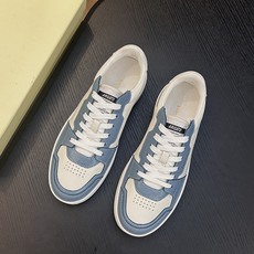 Axel Arigato 牛皮低帮运动鞋 本款运动鞋采用进口反绒小牛皮、对比边饰、圆头、正面系带、橡胶平底、鞋垫饰有标志 Axel Arigato 牛皮低帮运动鞋 本款运动鞋采用进口反绒小牛皮、对比边饰、圆头、正面系带、橡胶平底、鞋垫饰有标志