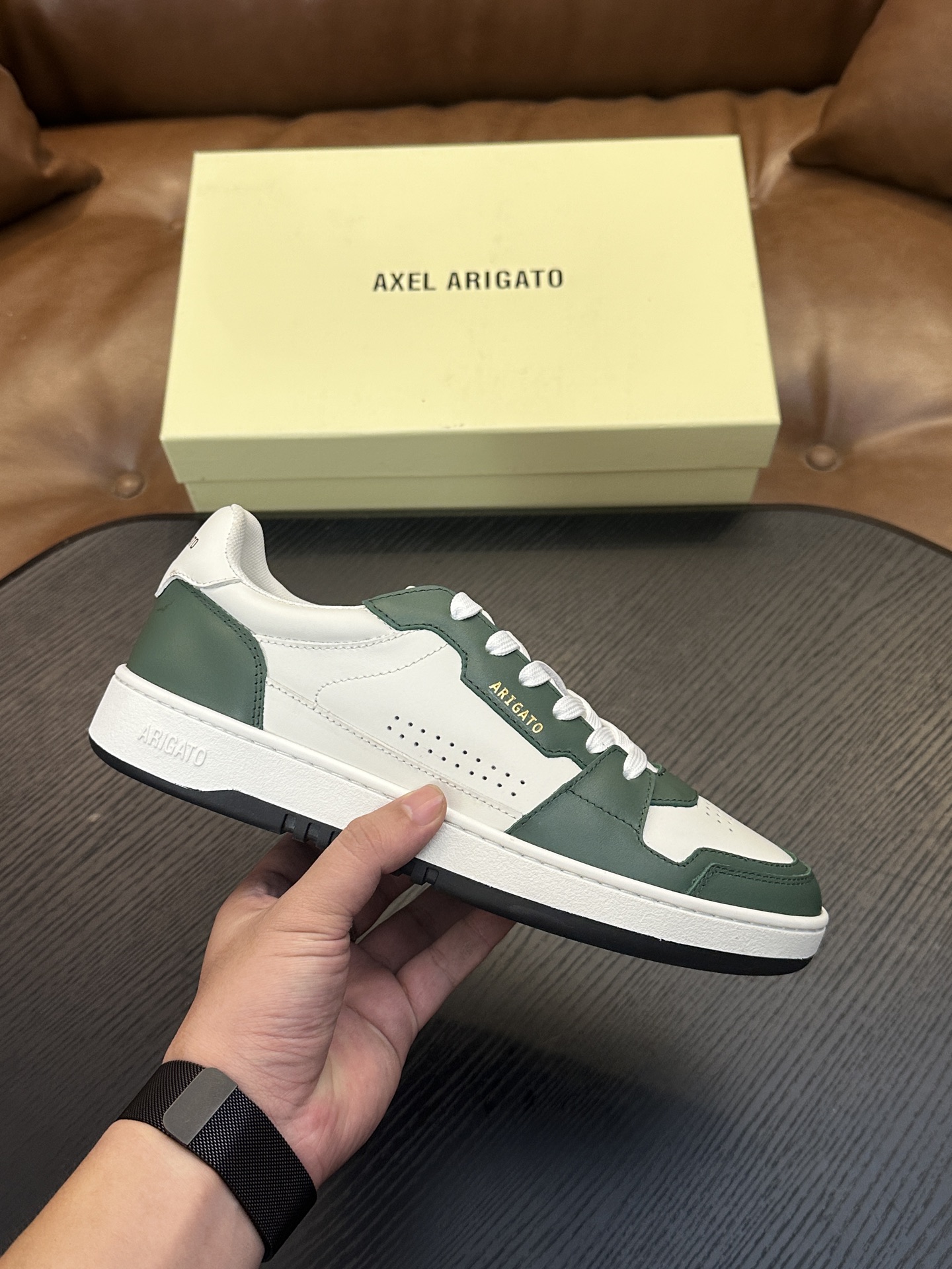 Axel Arigato 牛皮低帮运动鞋 本款运动鞋采用进口反绒小牛皮、对比边饰、圆头、正面系带、橡胶平底、鞋垫饰有标志
