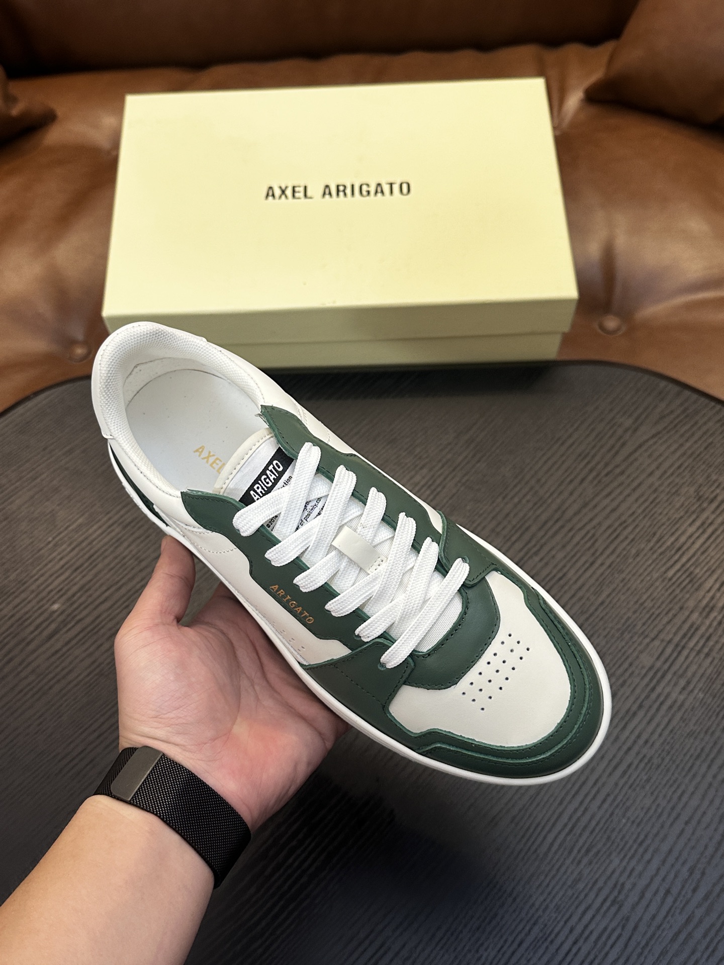 Axel Arigato 牛皮低帮运动鞋 本款运动鞋采用进口反绒小牛皮、对比边饰、圆头、正面系带、橡胶平底、鞋垫饰有标志 Axel Arigato 牛皮低帮运动鞋 本款运动鞋采用进口反绒小牛皮、对比边饰、圆头、正面系带、橡胶平底、鞋垫饰有标志