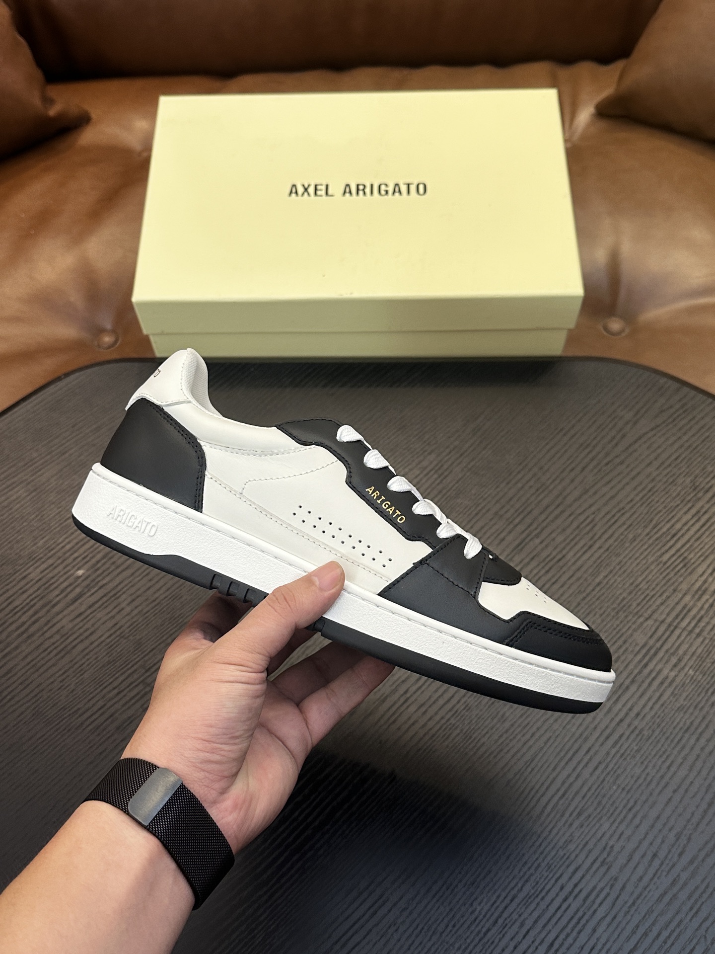 Axel Arigato 牛皮低帮运动鞋 本款运动鞋采用进口反绒小牛皮、对比边饰、圆头、正面系带、橡胶平底、鞋垫饰有标志