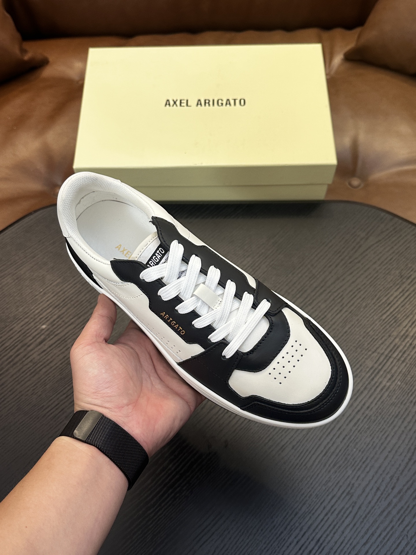 Axel Arigato 牛皮低帮运动鞋 本款运动鞋采用进口反绒小牛皮、对比边饰、圆头、正面系带、橡胶平底、鞋垫饰有标志 Axel Arigato 牛皮低帮运动鞋 本款运动鞋采用进口反绒小牛皮、对比边饰、圆头、正面系带、橡胶平底、鞋垫饰有标志