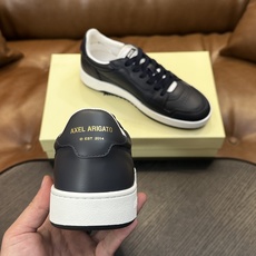 Axel Arigato 牛皮低帮运动鞋 本款运动鞋采用进口反绒小牛皮、对比边饰、圆头、正面系带、橡胶平底、鞋垫饰有标志 Axel Arigato 牛皮低帮运动鞋 本款运动鞋采用进口反绒小牛皮、对比边饰、圆头、正面系带、橡胶平底、鞋垫饰有标志