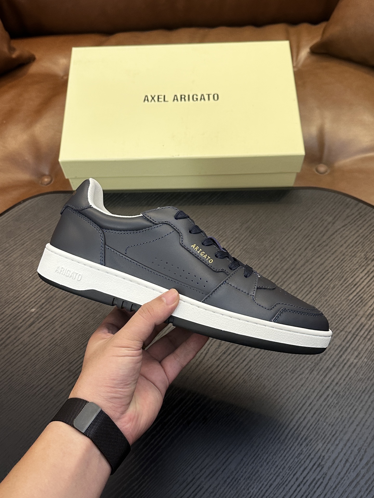 Axel Arigato 牛皮低帮运动鞋 本款运动鞋采用进口反绒小牛皮、对比边饰、圆头、正面系带、橡胶平底、鞋垫饰有标志