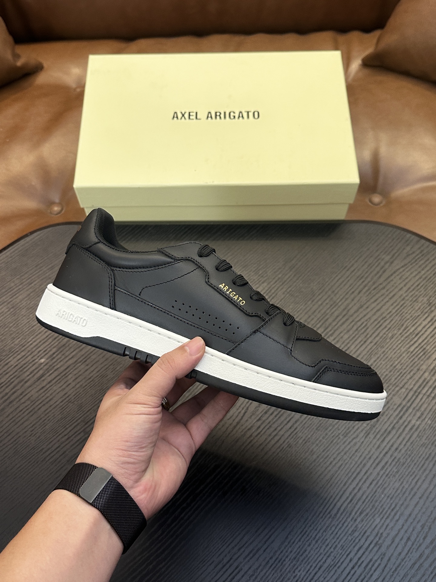 Axel Arigato 牛皮低帮运动鞋 本款运动鞋采用进口反绒小牛皮、对比边饰、圆头、正面系带、橡胶平底、鞋垫饰有标志