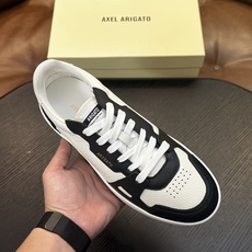 Axel Arigato 牛皮低帮运动鞋 本款运动鞋采用进口反绒小牛皮、对比边饰、圆头、正面系带、橡胶平底、鞋垫饰有标志 Axel Arigato 牛皮低帮运动鞋 本款运动鞋采用进口反绒小牛皮、对比边饰、圆头、正面系带、橡胶平底、鞋垫饰有标志