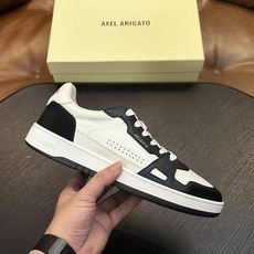 Axel Arigato 牛皮低帮运动鞋 本款运动鞋采用进口反绒小牛皮、对比边饰、圆头、正面系带、橡胶平底、鞋垫饰有标志 Axel Arigato 牛皮低帮运动鞋 本款运动鞋采用进口反绒小牛皮、对比边饰、圆头、正面系带、橡胶平底、鞋垫饰有标志