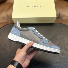 Axel Arigato 牛皮低帮运动鞋 本款运动鞋采用进口反绒小牛皮、对比边饰、圆头、正面系带、橡胶平底、鞋垫饰有标志 Axel Arigato 牛皮低帮运动鞋 本款运动鞋采用进口反绒小牛皮、对比边饰、圆头、正面系带、橡胶平底、鞋垫饰有标志